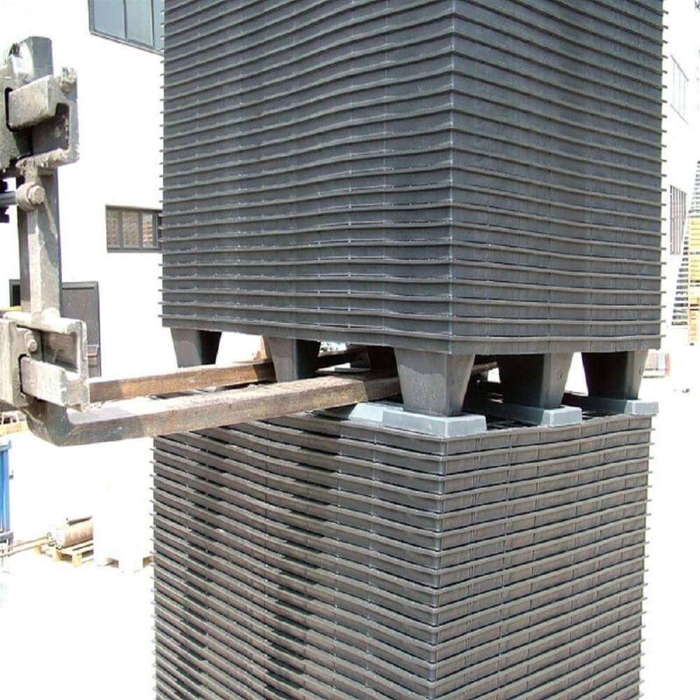 Pallet in plastica riciclata (PP), Mis. 400 L x 600 P x 124 H mm, con 4 piedi, piano forato, portata statica 700 Kg, portata dinamica 200 Kg