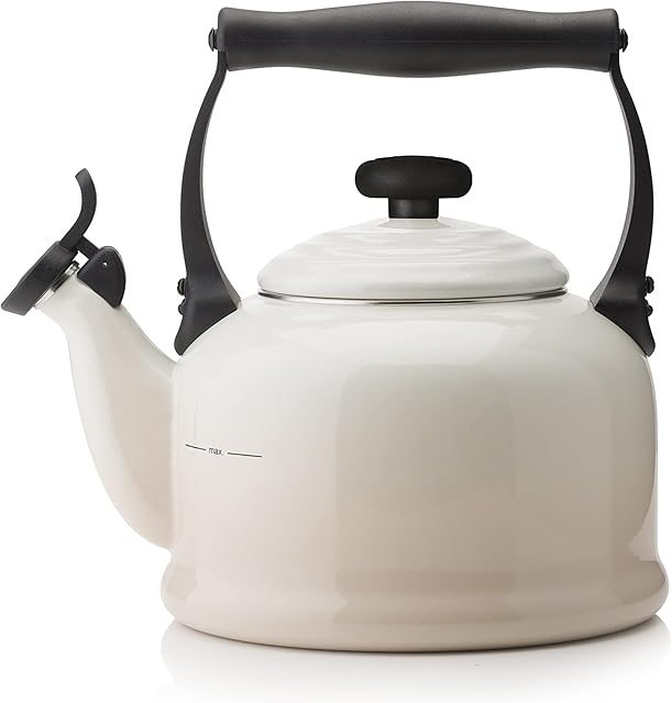 Le Creuset Traditional Stove-Top Kettle with Whistle, Suitable for All Hob Types Including Induction, Enamelled Steel, Capacity: 2.1 L, Meringue, 40102027160000
