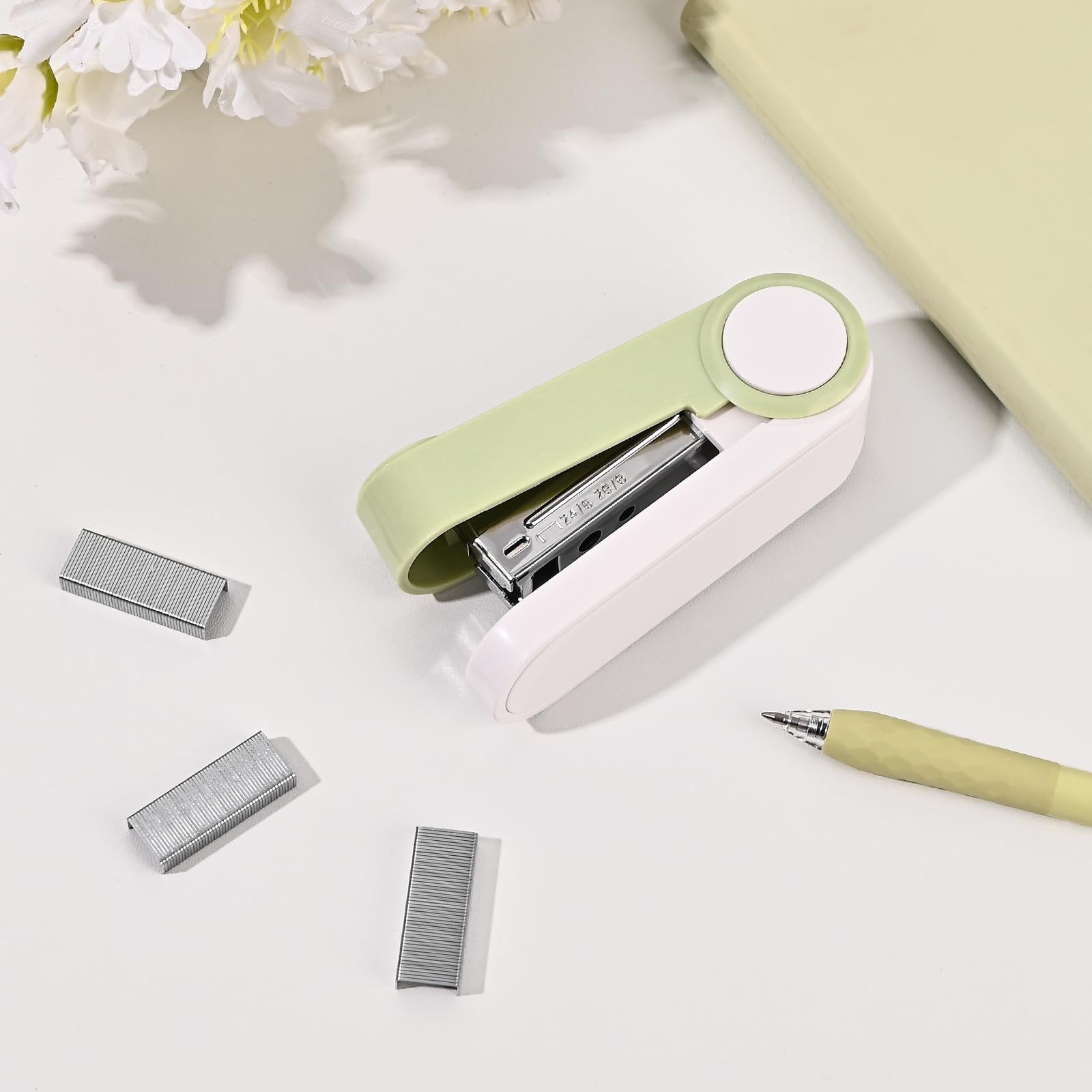 Bonita grapadora con 1000 grapas, grapadoras para escritorio, sin atascos, capacidad de 20 hojas, grapadoras de metal de escritorio para suministros escolares de oficina (verde)