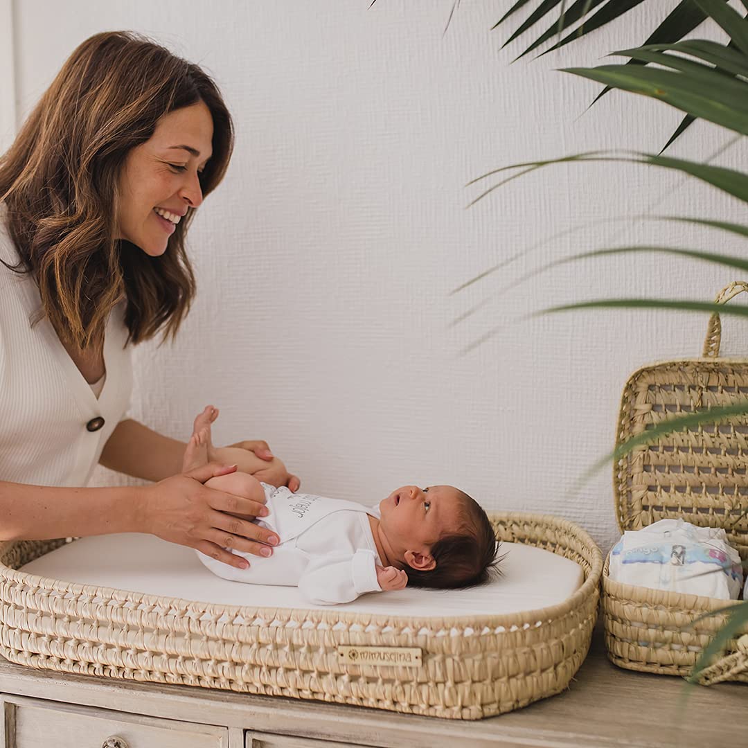 MIMUSELINA | Cesta Cambiador de Bebe de Mimbre | Con Colchon para el Cambiador de Mimbre + Funda de Muselina de Algodón | Hecha a Mano de manera Artesanal con Palma Natural | (Mint/Blanco)