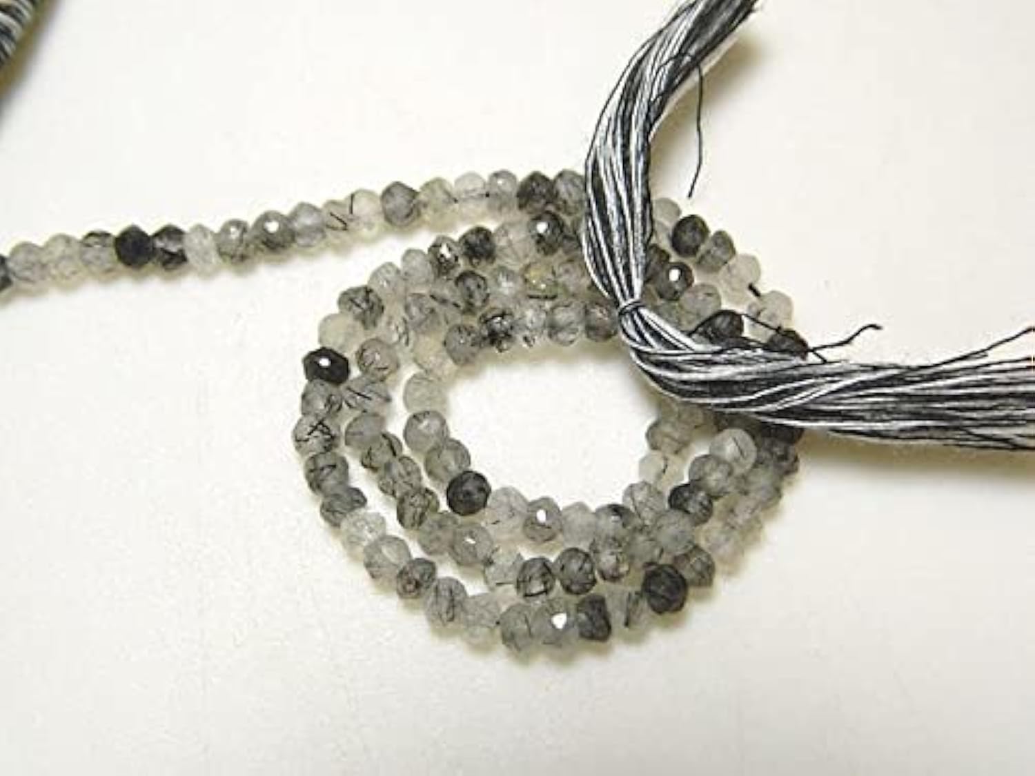 Quartz rutilé noir de prestige en perles facettées de 4mm