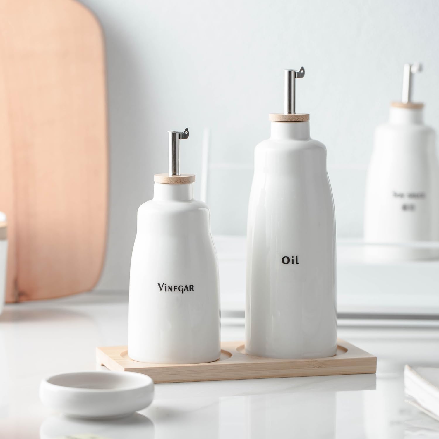 Set dispenser per olio d'oliva e aceto, bottiglie in ceramica per olio e aceto da 420 ml e 280 ml, con vassoio in bambù, 2 contenitori per olio con imbuto ed etichette.