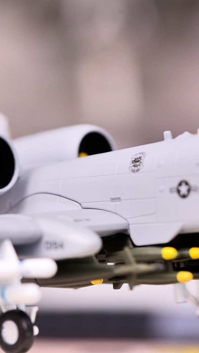 Amazon.com: NUOTIE 1/100 A-10 Thunderbolt II (Warthog) Attack Pre