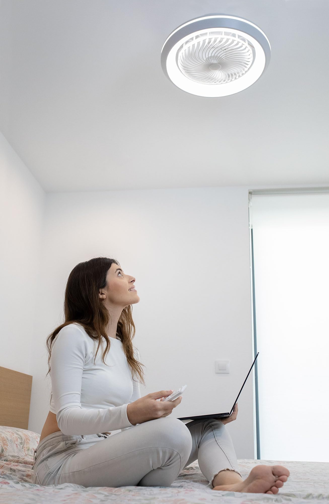 DUPI Ventilador Plafon de Techo con Luz Led OSCILAND, Amplia cobertura de aire gracias a su función oscilante 360º. 6 Velocidades, color led regulable 3000K-4000K-6500K. Mando a distancia (Blanco)