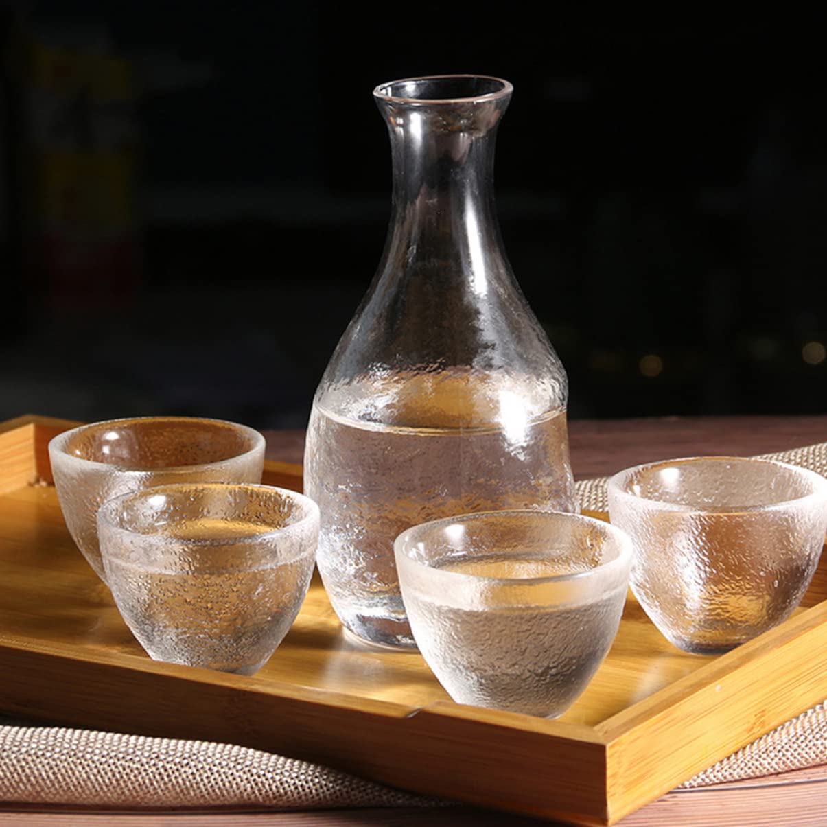 Tasses à saké, tasses à saké traditionnelles, verres à vin en céramique, verres transparents flottants tendance, bouilloire de service comprenant un réchauffement d'anniversaire ou un design de saké e