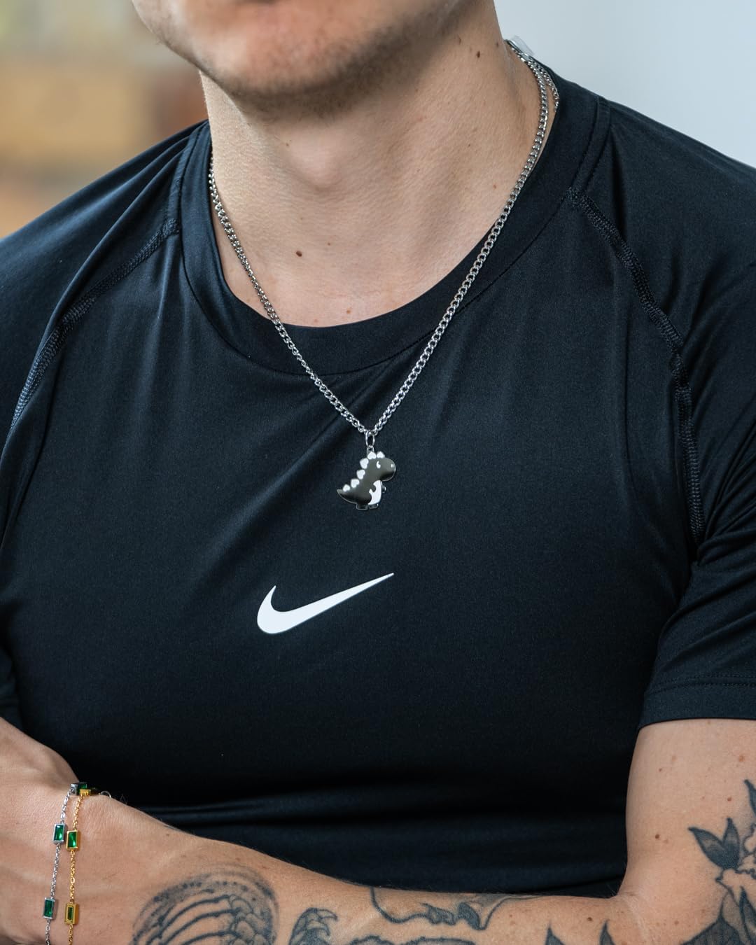 Dinosaurier Kette mit Anhänger für Herren und Damen - Streetwear Cuban Halskette mit Dino T-Rex Anhänger aus Edelstahl und 18K Gold - Wasserfeste Kette - 50-55cm Länge verstellbar