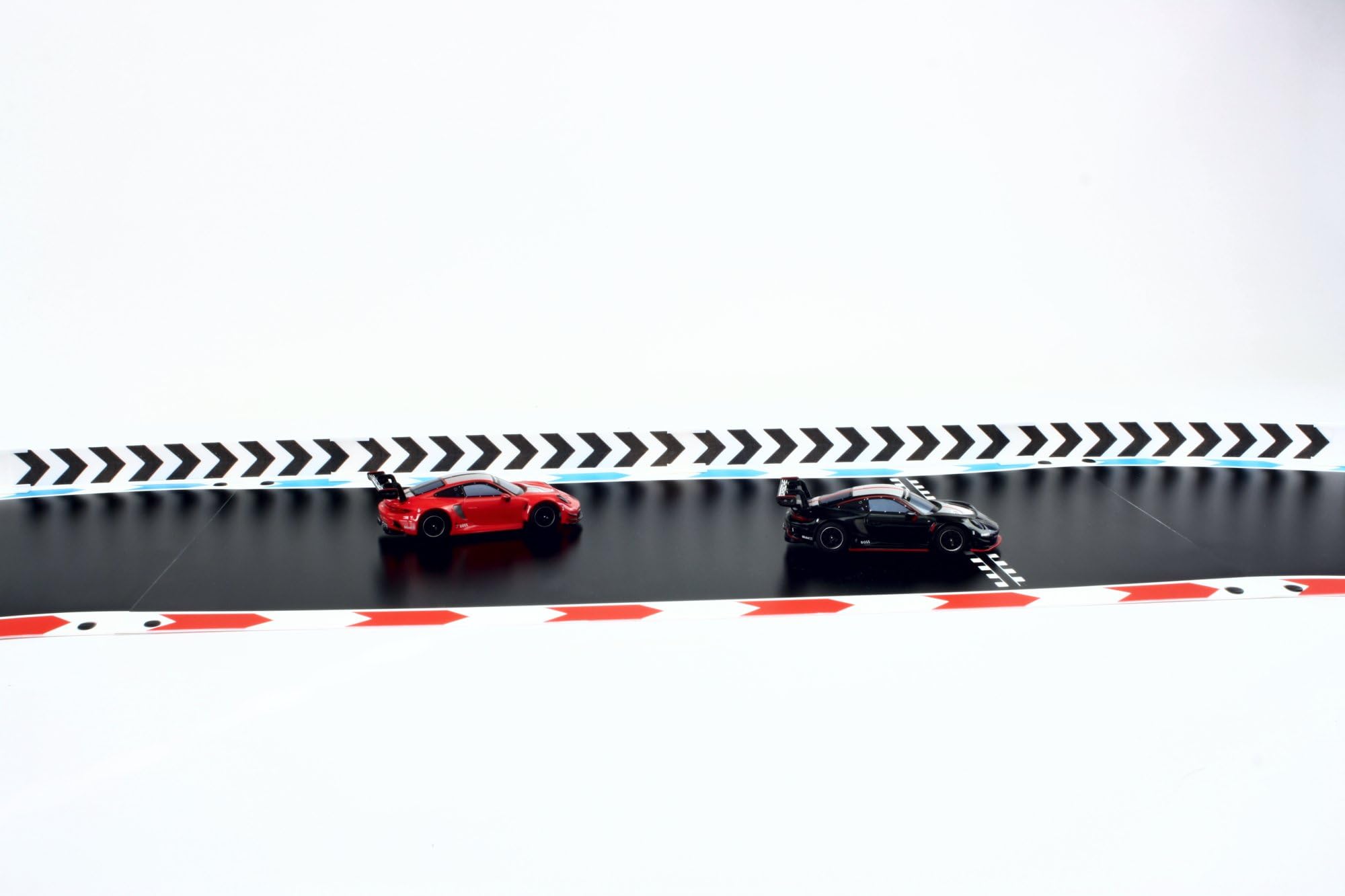 Overdrive-Racing Leitplanken mit Pfeilen für Carrera Hybrid - 1,75m / 6,30m / 12,20m - Begrenzung Kurven Gerade Bande Zaun Fangzaun, Farbe:Weiß-Rot, Länge:6.30 Meter