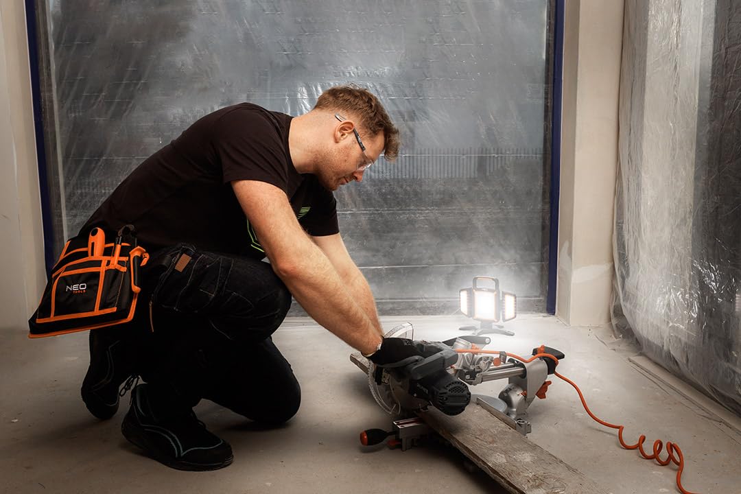 NEO TOOLS LED Strahler Akku, 2000lm Super Hell Baustrahler mit Magnet | 4 Lichtmodi und Powerbank, Drehbare Tragbare Arbeitsleuchte, Für Garage, Werkstatt