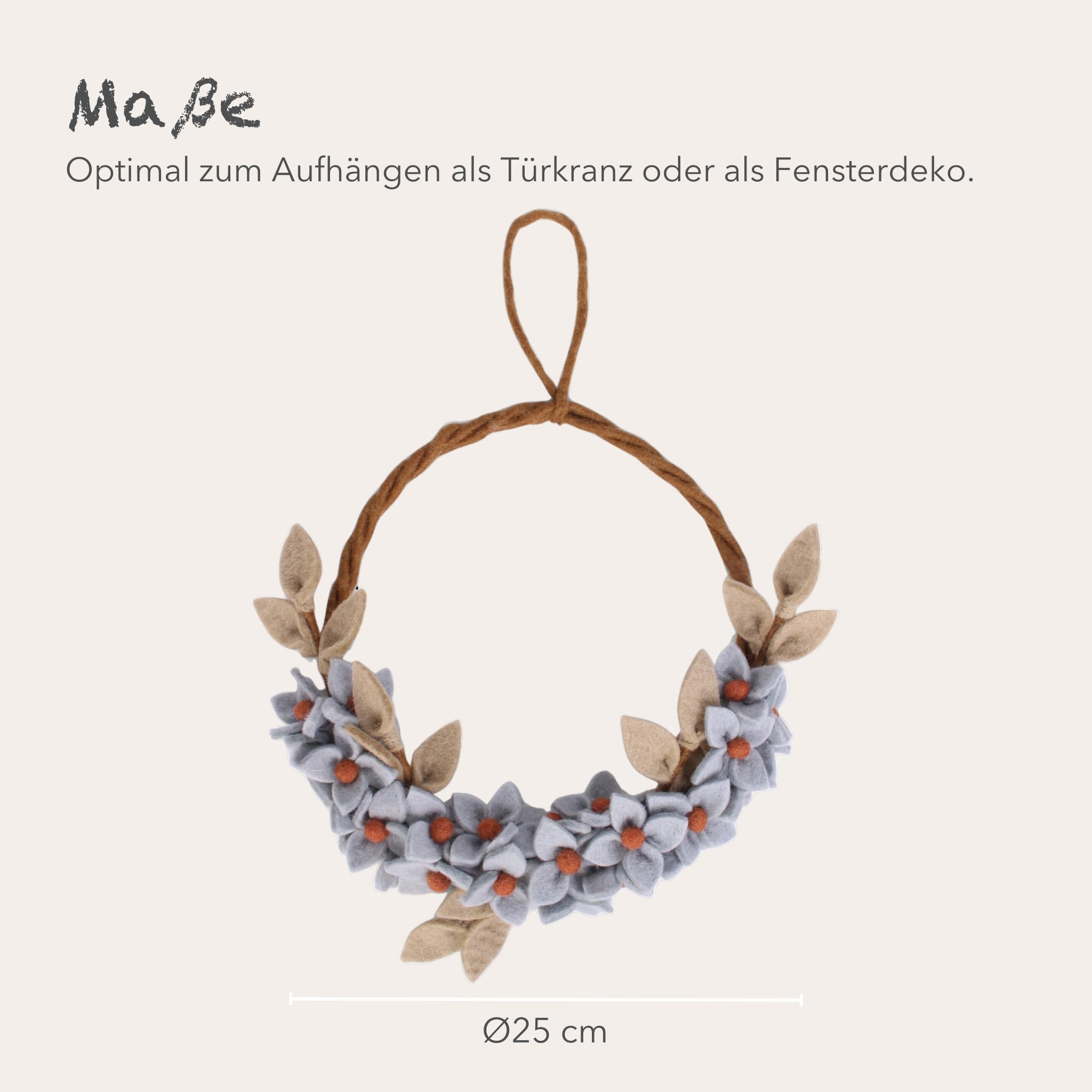 Én Gry & Sif Osterkranz mit blauen Blüten aus Filz, Ostern, Frühling, Osterdeko, Kranz, Handmade, Fairtrade | Türkranz mit taubenblauen Blüten, Ø25 cm