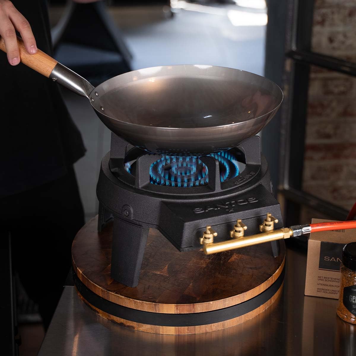 SANTOS Power Wokbrenner Gas – 11 kW Wok Kocher aus Gusseisen mit Wokring & Flachring – Gaskocher für Outdoor Küche, Garten, Camping & BBQ - Gasbrenner zum Kochen - Hockerkocher Gas - Profi Wok Brenner