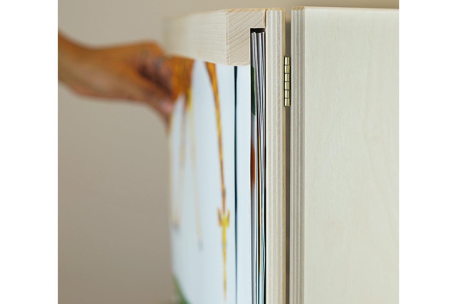 Kamishibai mit seitlichem Einschub und offener Rückwand. Erzähltheater für Bildkarten in DIN A3. Fertig montiert. Mit Don Bosco-Qualitätssiegel: ... Ausführung mit kindersicheren Scharnieren