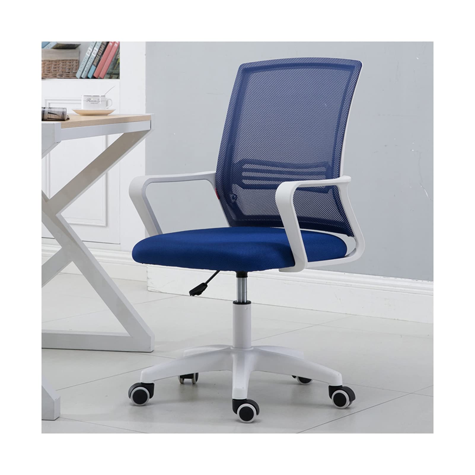 Chaise de bureau en maille pour corriger la posture grâce à l'assise inclinée et pivotante