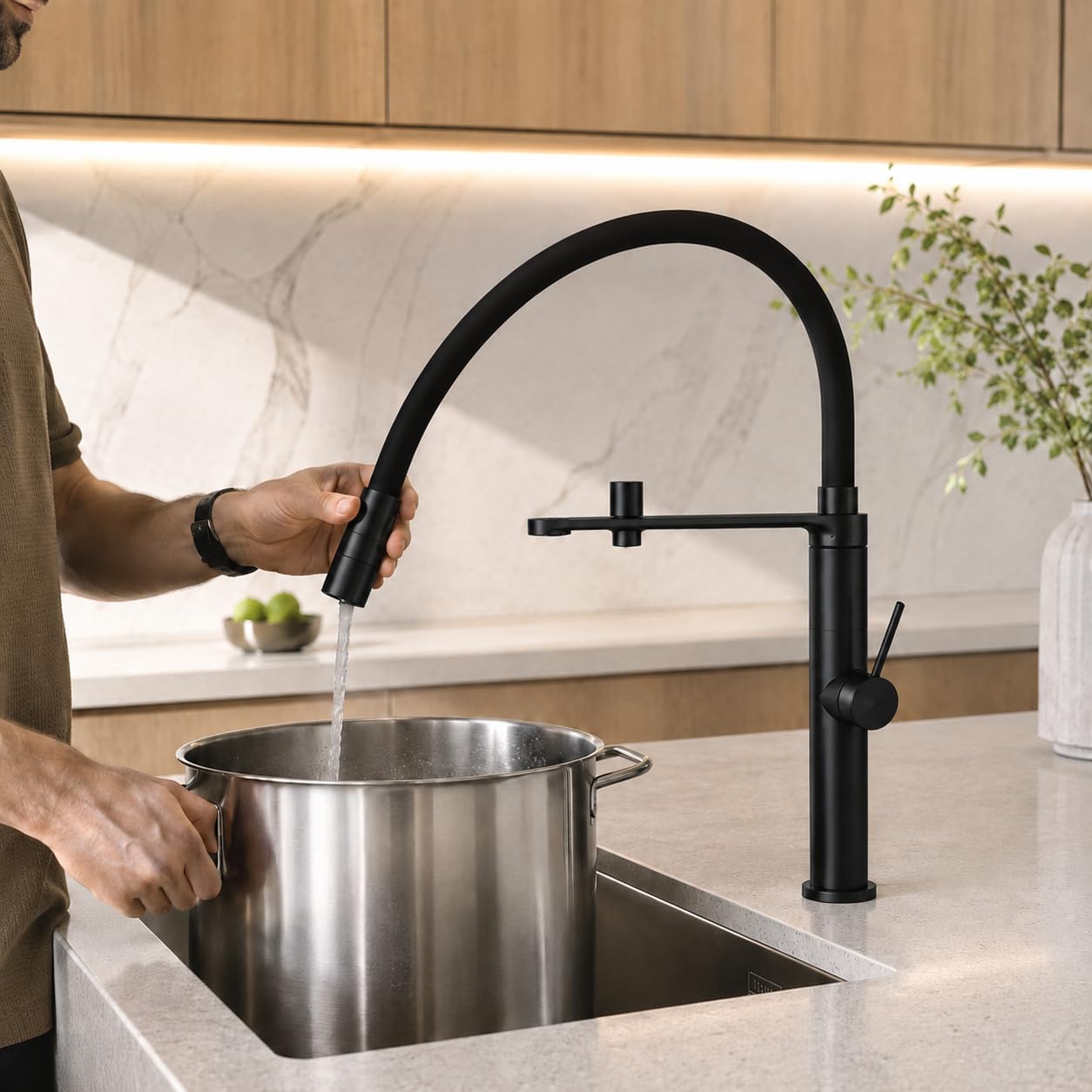 Ramón Soler Grifo de Cocina Flexible con Agua Filtrada Negro Mate | Grifo de cocina con caño flexible magnético y salida independiente para agua filtrada. Diseño premium, práctico y elegante.