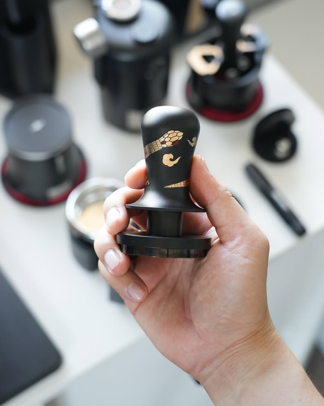 MHW-3BOMBER Kaffee-Tamper 2.0 Titan – Mit Sound-Feedback, 58,35 Mm, 3 Federn Für Konstanten Druck