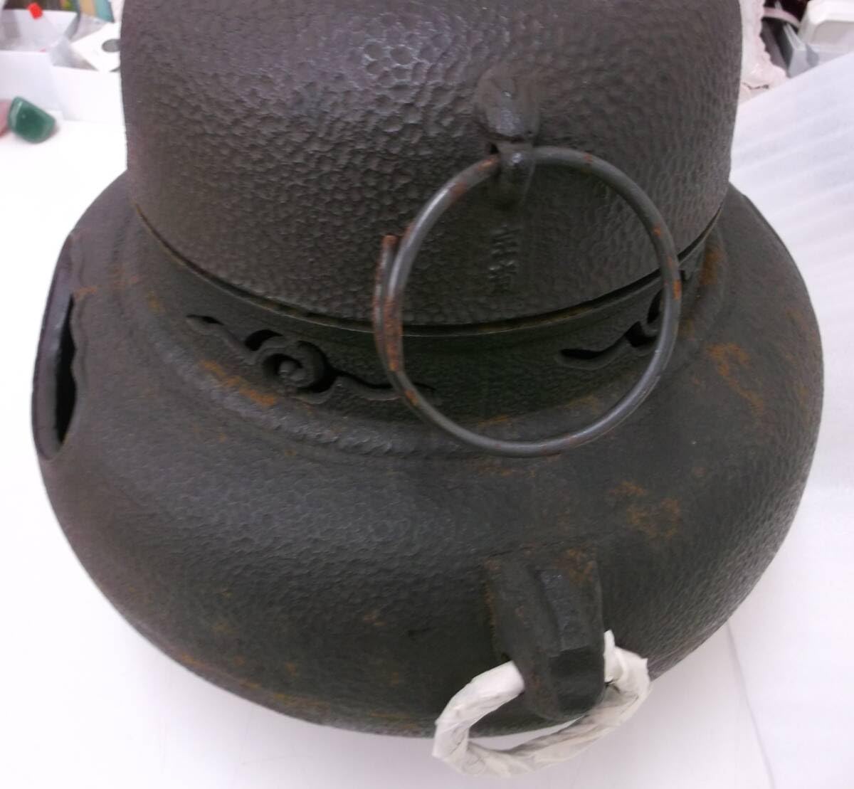 Amazon.co.jp: 那古野釜 釜師 伊藤宝斎 鉄槌目 鬼面 風炉 茶道具 鉄瓶