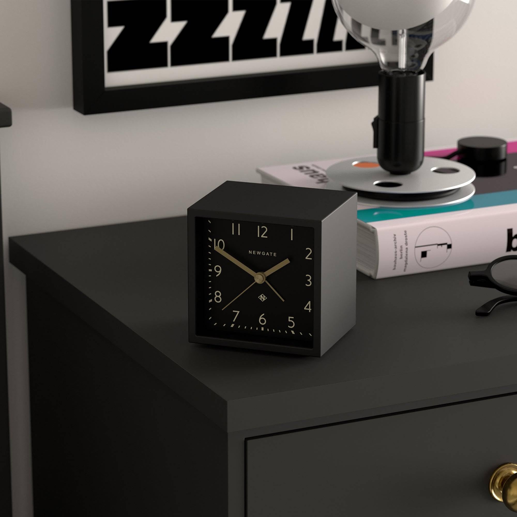 NEWGATE® Equinox Despertador | Alarma Moderna con Forma de Cubo guiada por diseño | Caso Negro | Dial Negro | Ideal para mesilla, Escritorio, estantería y repisa | Accesorio de Dormitorio