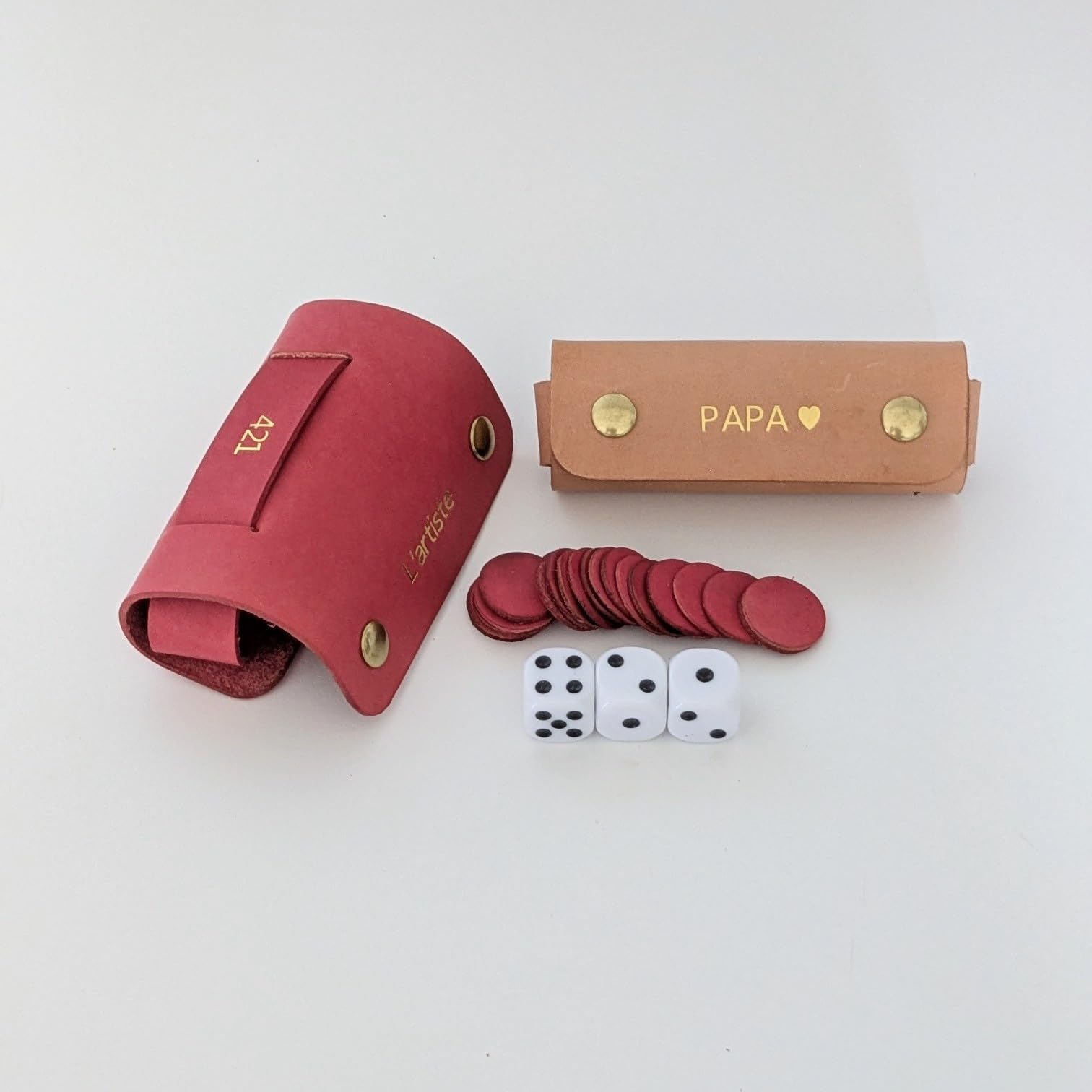Jeu de 421 dans Un étui en Cuir véritable, fabriqué à la Main en France. Personnalisation pour Cadeau.