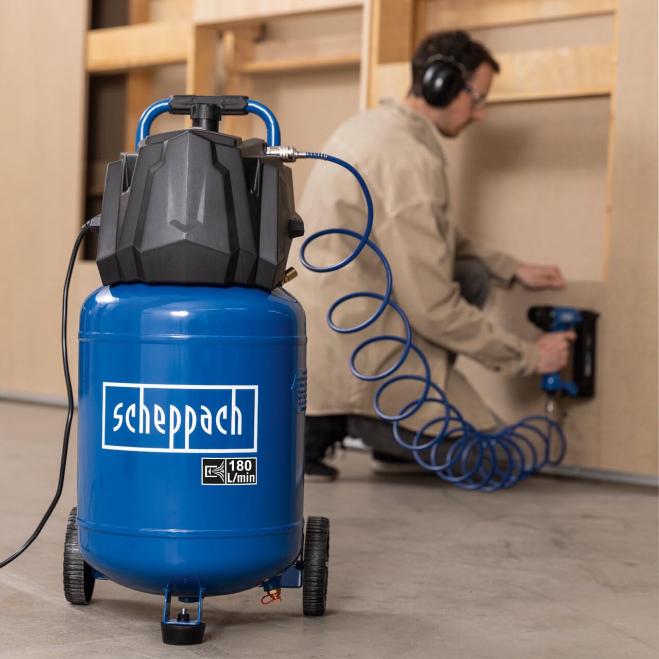 Scheppach Druckluft Kompressor stehend HC35V | 10bar Druck | 30L Kessel | 230V 1500W | Ansaugleistung 180 l/min | ölfrei & wartungsarm | Druckminderer, Fahrvorrichtung & 2 Schnellanschlusskupplungen