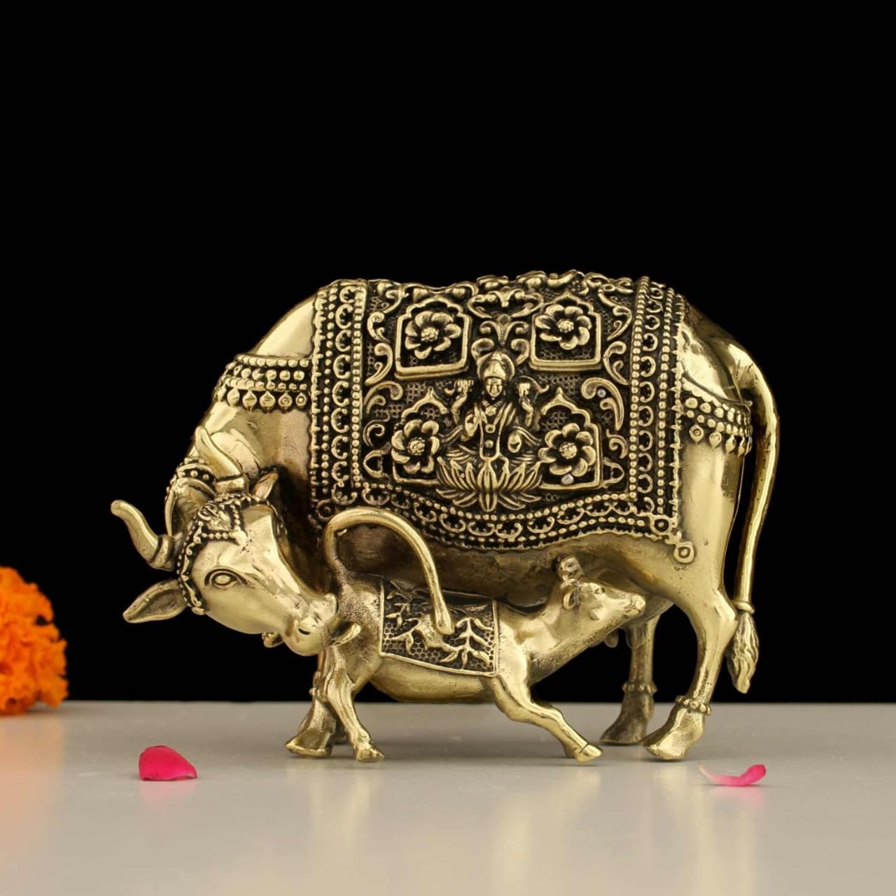 INDICAST Statuetta spirituale di Kamdhenu Gau MATA Idol Spiritual Vastu Nandi Pooja da 7,6 cm, realizzata a mano, in ottone, con mucca e vitello per la buona fortuna, per casa e ufficio (peso: 210 gm)