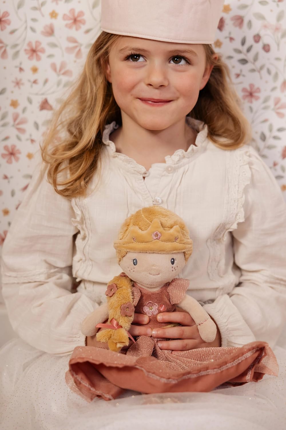 Little Dutch Muñeca de Tela Suave – Muñeca Diferentes Diseños – para niñas a Partir de 12 Meses – para Abrazar y Acompañar (Princesa Julia)