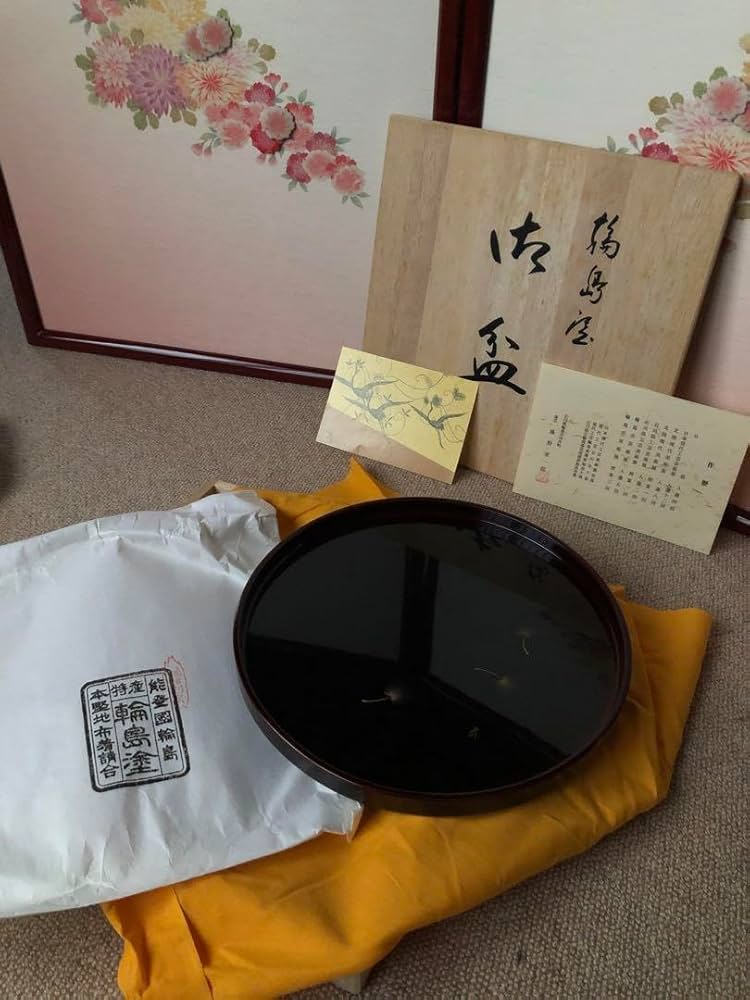 輪島塗　綿毛沈金　溜塗　丸盆　藤野孝一郎氏作　共箱入 Amazon.co.jp: 輪島塗 綿毛沈金 溜塗 丸盆 藤野孝一郎氏作 共箱