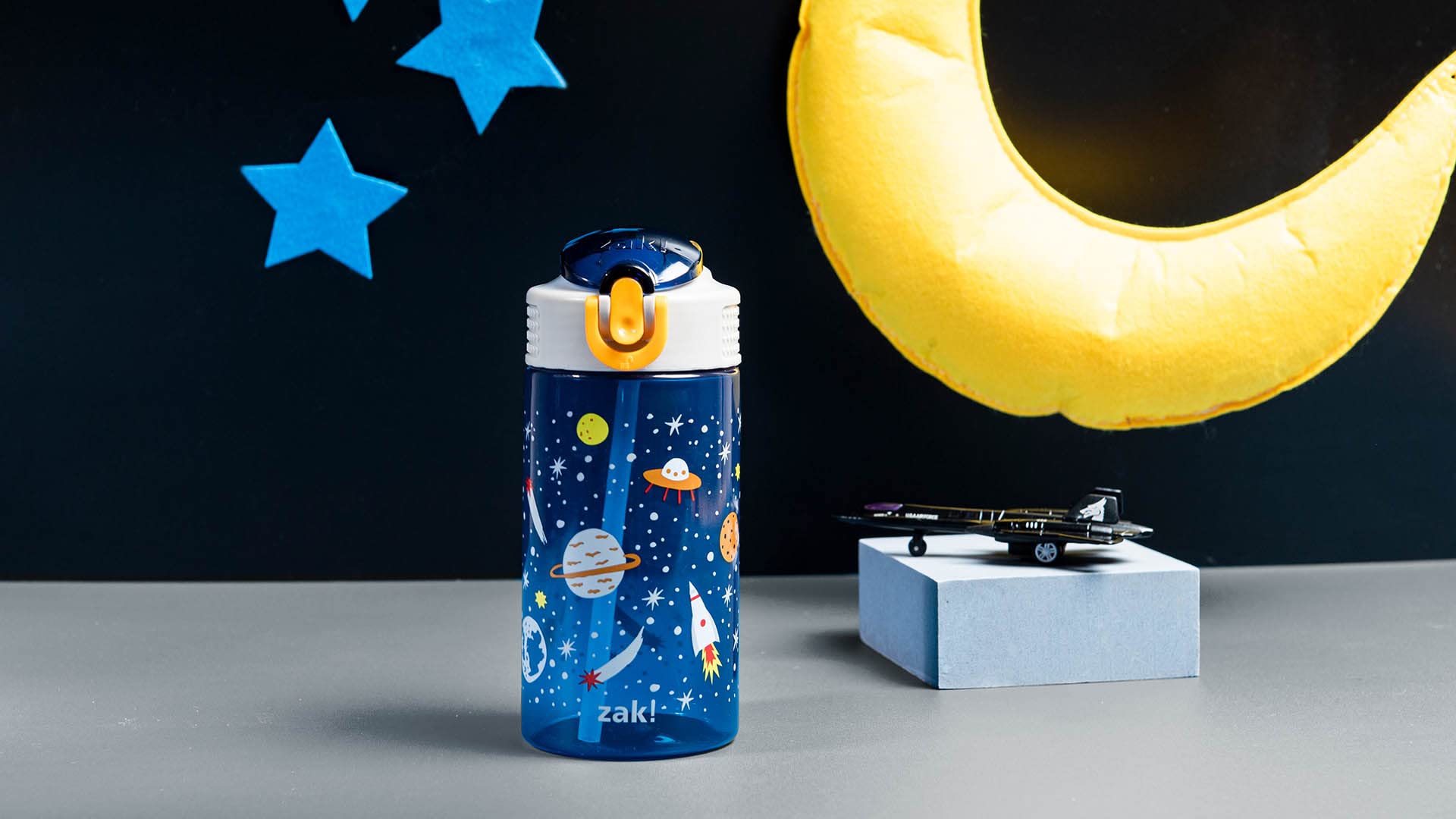 Zak Designs Botella de agua para niños para la escuela o viajes, botella de agua de plástico duradera de 16 onzas con pajilla, asa y a prueba de fugas, cubierta de boquilla desplegable (espacio)