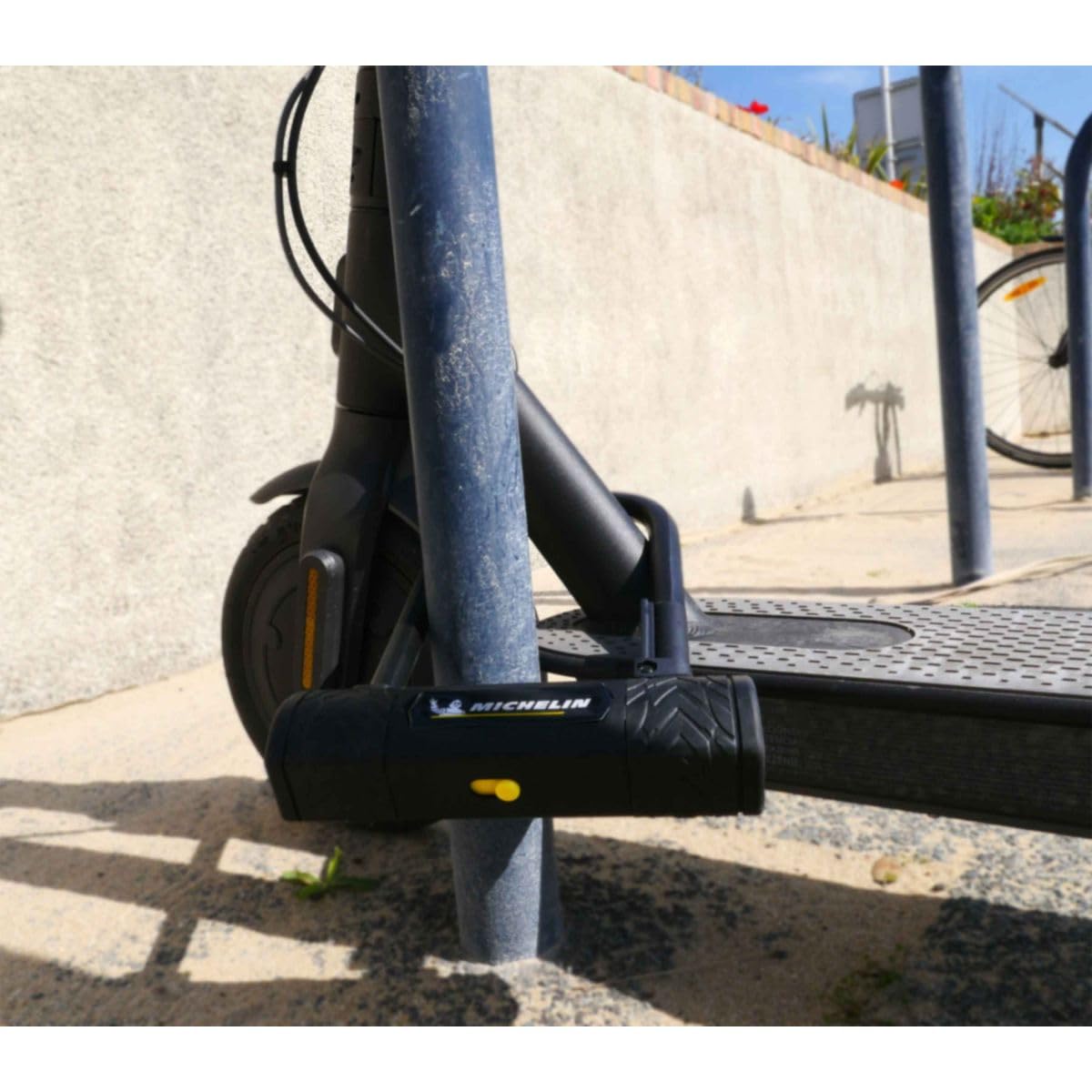MICHELIN - Antivol U à clés 170 x 105 mm - Support inclus - Soft touch - Protection caoutchouc - Cadenas avec couvercle anti-poussière - Fixation cadre et roue - Convient à tous vélos - Poids 1.3kg
