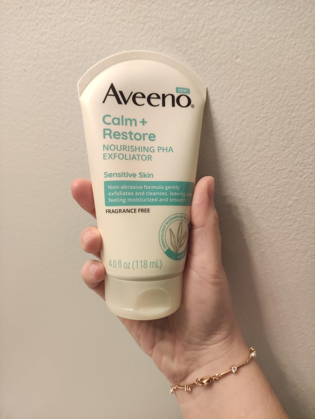Johnson & Johnson Aveeno Calm + Restore Nourishing PHA Facial Exfoliator Daily for Sensitive Skin, Fragrance-Free & Non-Abrasive Oat Formula to Gently Exfoliate & Cleanse Skin, Hypoallergenic, 4 fl. oz