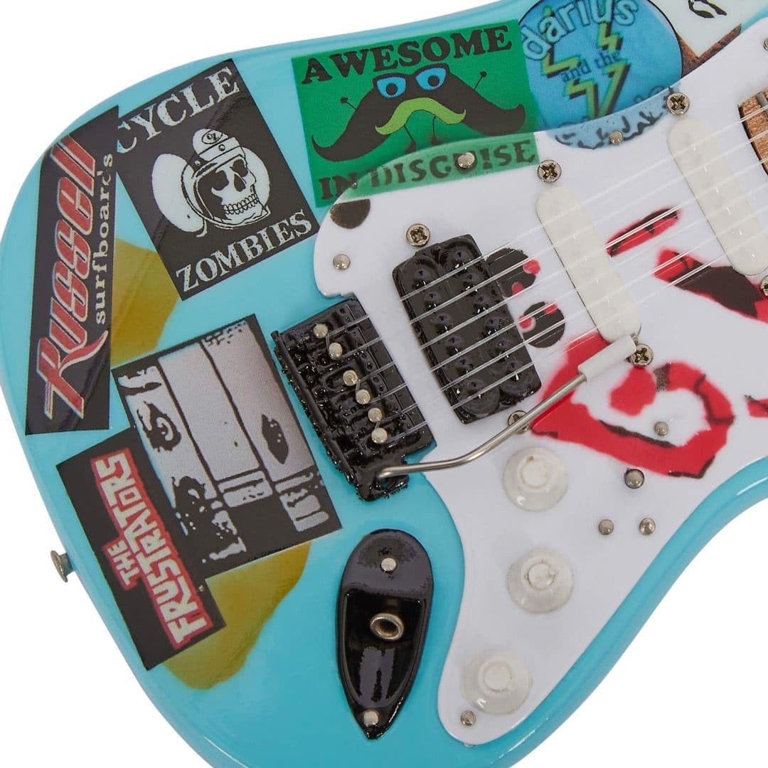 Billie Joe Armstrong – Réplique de guitare miniature – Cadeaux de musique – Ornement fait à la main Échelle 1/4 – Comprend une boîte de présentation, une étiquette de nom et un support de guitare