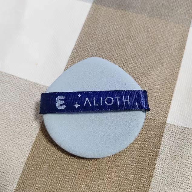 Ultra-soft double-sided makeup sponge in a sealed candy bag – use wet or dry to prevent foundation absorption