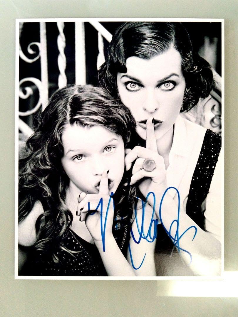 Amazon.co.jp: セール中…ミラ ジョヴォヴィッチ直筆サイン入り超特大  