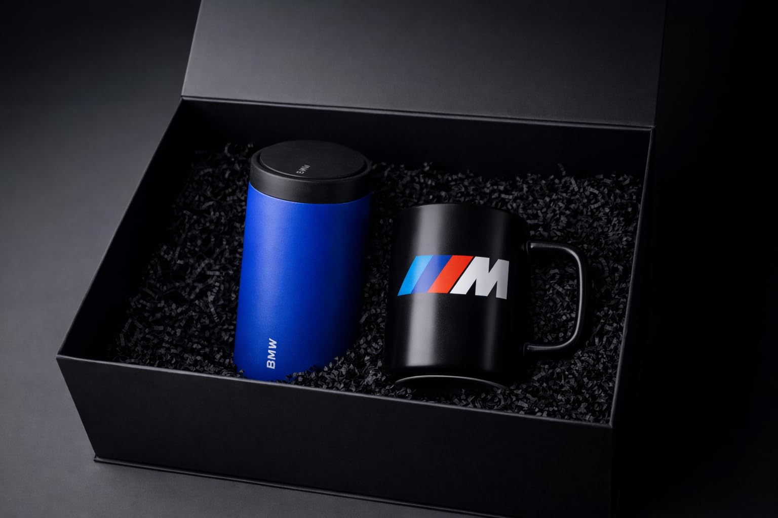 BMW M Motorsport Geschenkset Herren – Geschenkbox mit Thermobecher & Tasse – Lifestyle Auto Fan Geschenkidee Männer – hochwertiger Kaffeebecher To-Go & Keramiktasse Set - Geschenk-Set
