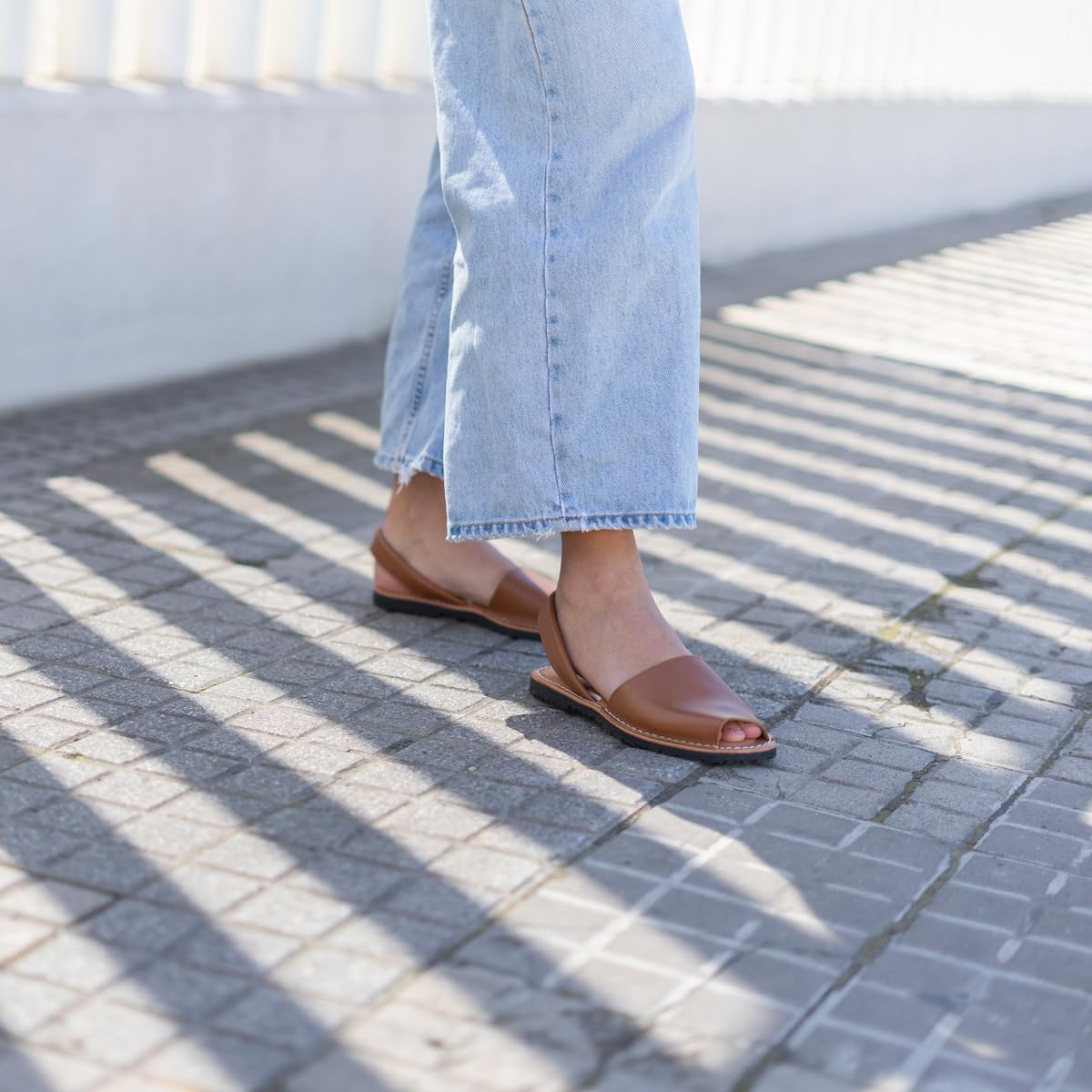 Menorquinas Avarcas de Piel para Hombre Mujer Unisex. Fabricadas en España. Sandalia Alpargata de Verano. Planta Acolchada. Talón Abierto. Cuero, Blanco y Negro.