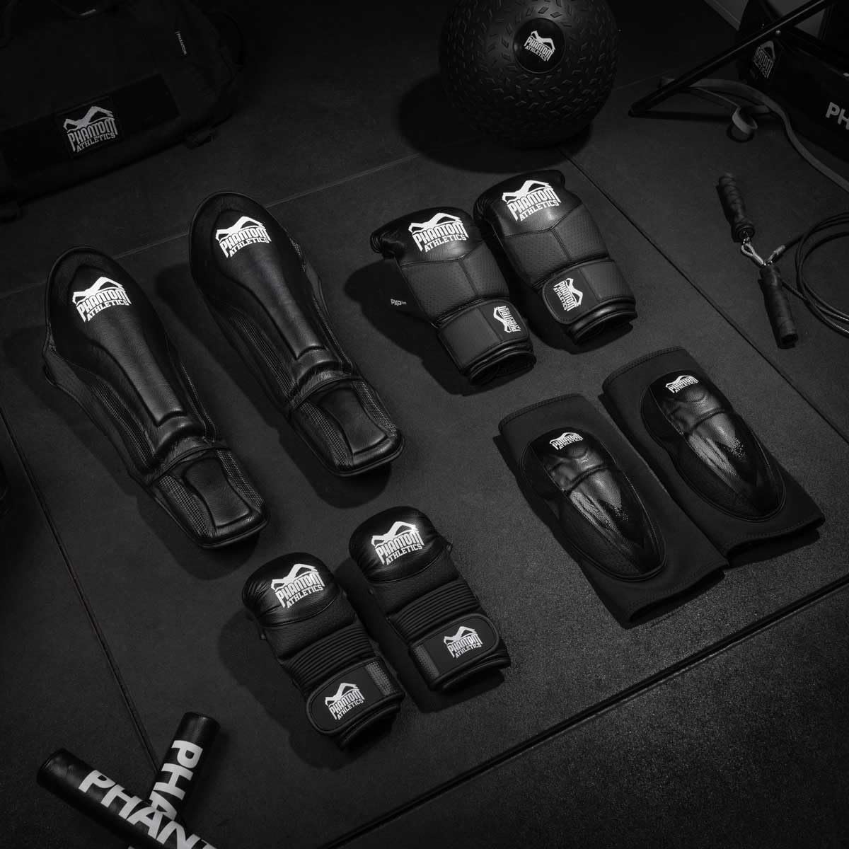Phantom Athletics Genouillères MMA RIOT Pro - Genouillères Muay Thai - Genouillères pour jiu-jitsu brésilien, lutte, arts martiaux et autres sports comme le volleyball (L/XL, Riot Pro - Noir)