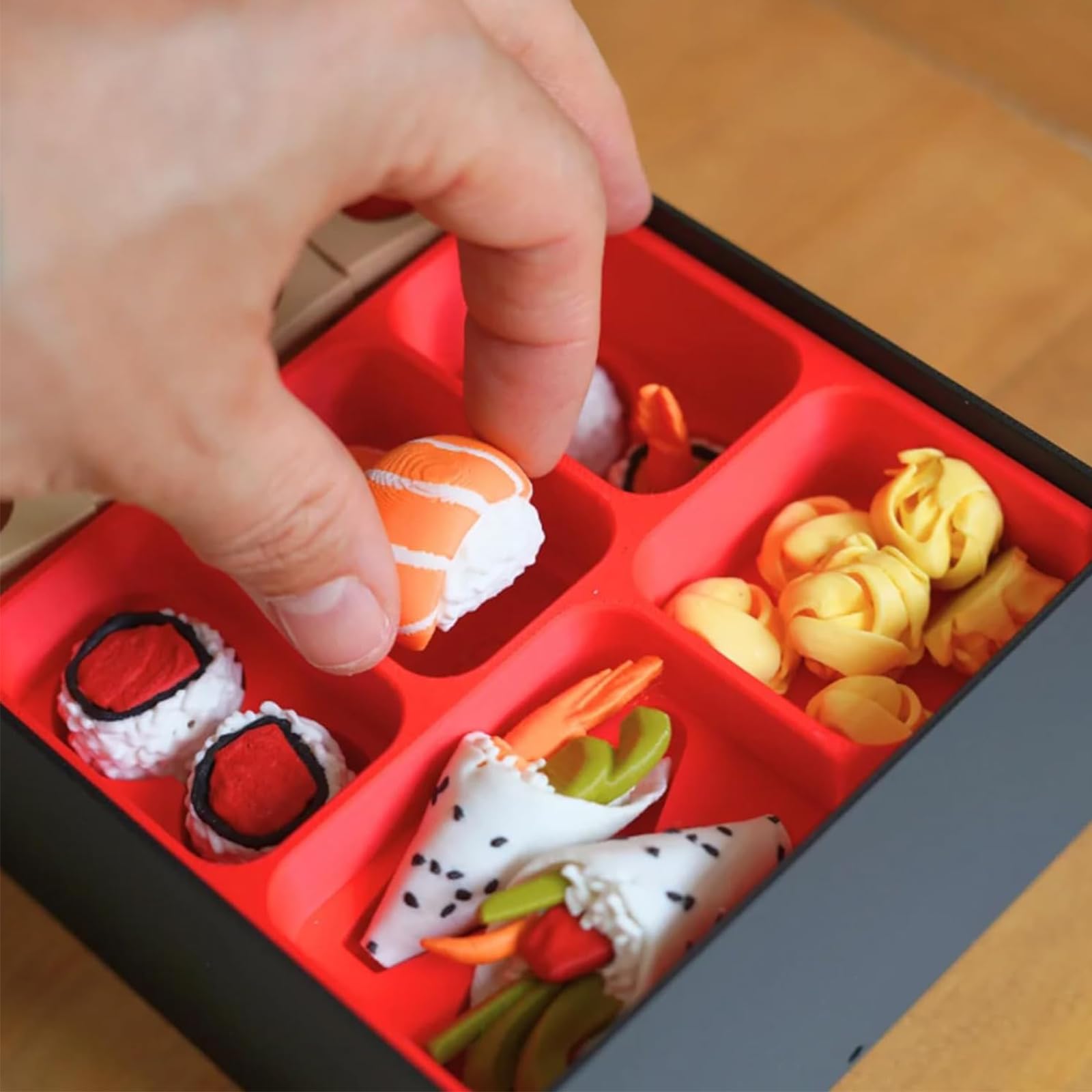 Il set di scacchi a tema sushi, scacchi a rulli sushi stampati in 3D | Esclusivo gioco di strategia per famiglie con cibo giapponese, con tappetino per rotolare e scatola per Bento, in scatola