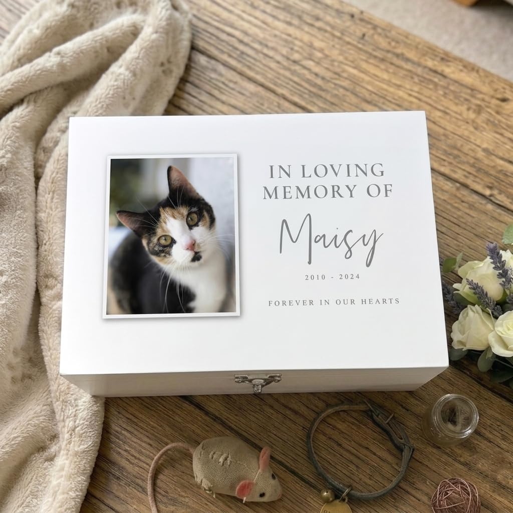 Caja de recuerdo de madera blanca personalizada con texto en inglés "In Loving Memory Of" (27 x 19 x 14 cm), color blanco