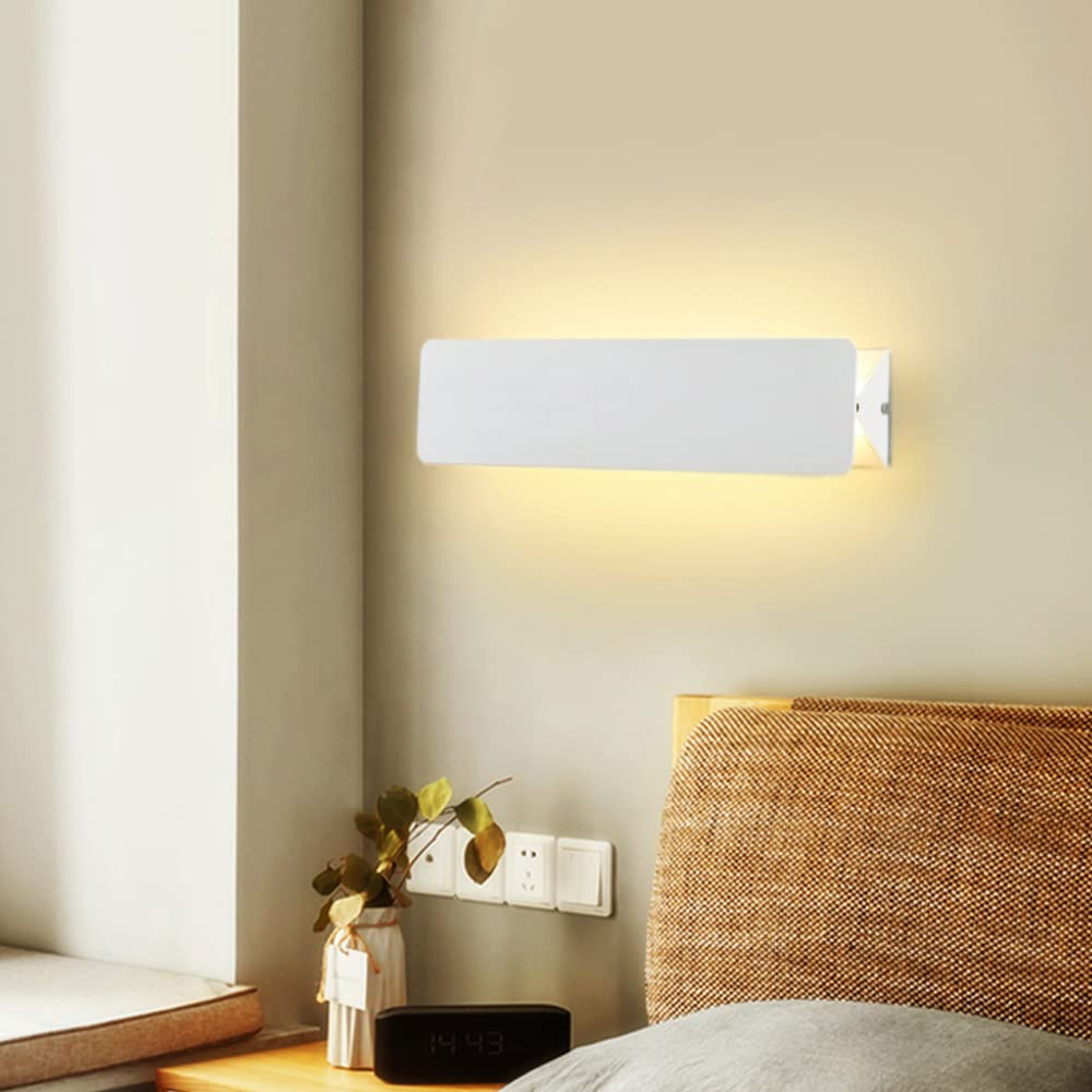 Nowoczesna prostokątna lampa ścienna LED z aluminiowym dyfuzorem, do wnętrz sypialni lub salonu.
