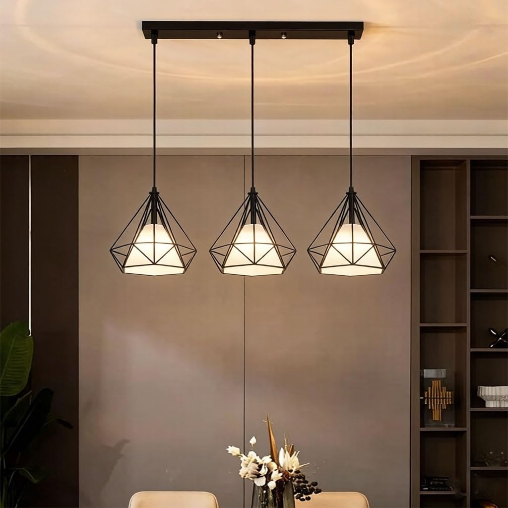 Czarna Lampa Wisząca Industrialna Z Geometryczną Klatką Trójświetlna Z Białymi Kloszami Plafon Wiejski Amerykański Z Rombową Klatką Z Kutego Żelaza Do Jadalni I Baru(A)