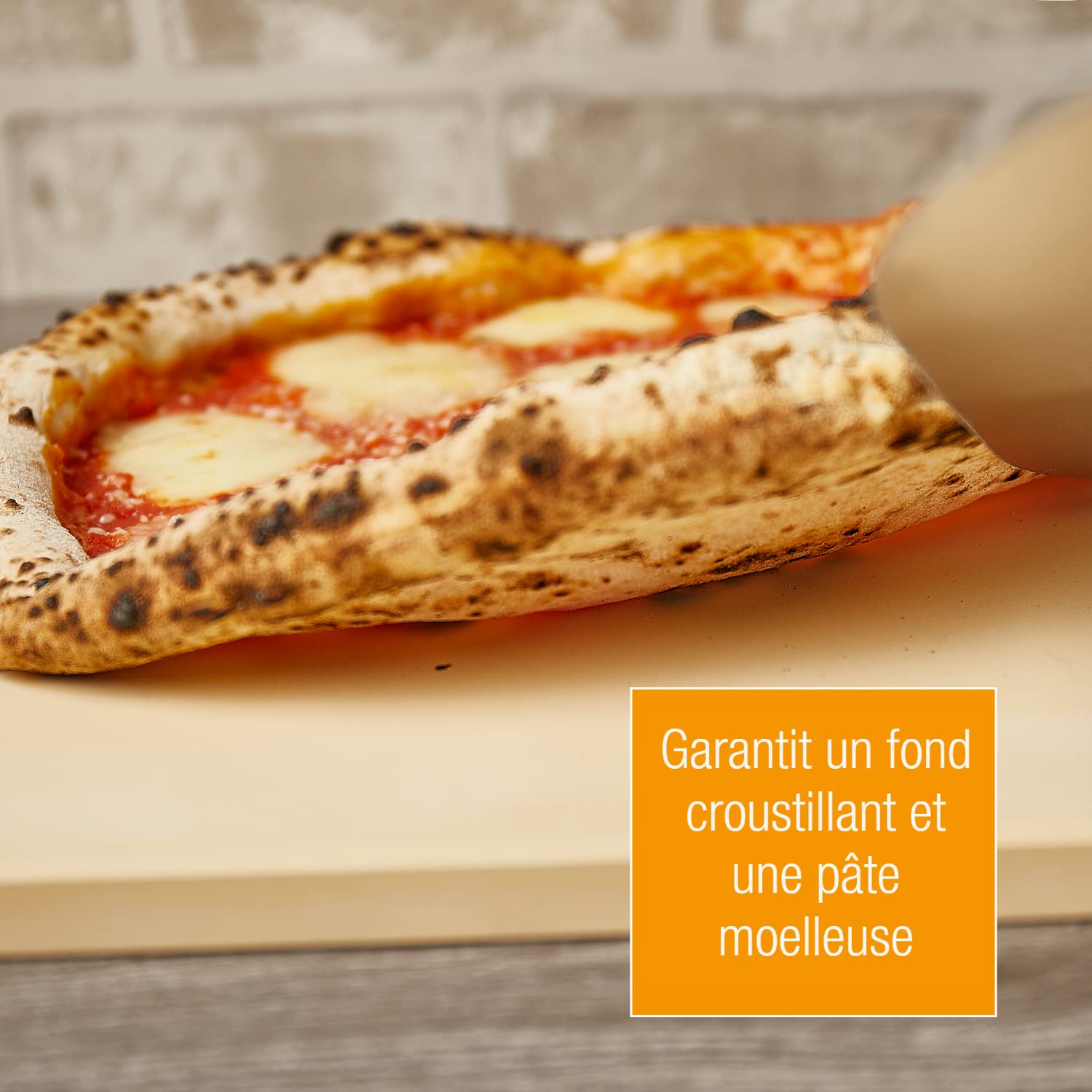 AMAZY Pierre à Pizza pour Four à Pizza et Gril - avec Pelle à Pizza Bois, Papier Cuisson Réutilisable et Livre de Recettes - Pierre Réfractaire en Cordiérite pour Pizza à l'Italienne Croustillante