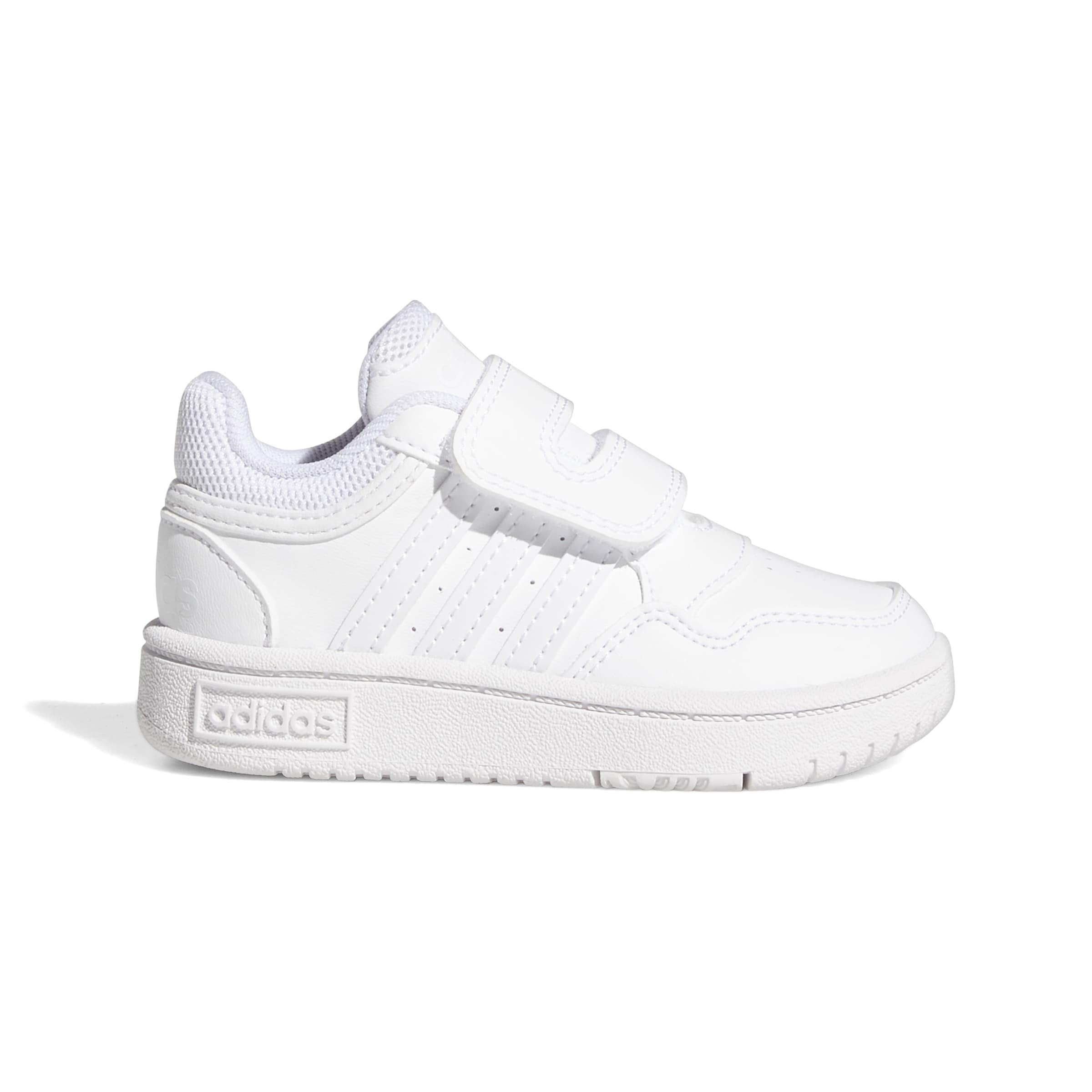Gros plan sur le système de fermeture velcro des chaussures adidas Hoops Bébé.
