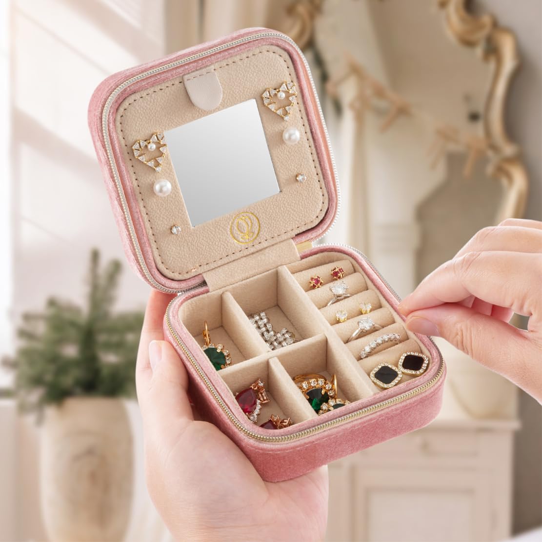 Vlando 誕生日プレゼント 女性 名前入り イニシャル ギフト アクセサリーケース 携帯用 持ち運び 鏡付き ジュエリーボックス トラベル  かわいい 母の日 記念日 バレンタイン 結婚式 送別 退職 祝い 贈り物(ブルーA) a | Pay ID Vlando 小型トラベルジュエリーオーガナイザー、ジュエリーポーチバッグ、ブレスレットリングイヤリング用ベルベットジュエリー収納バ