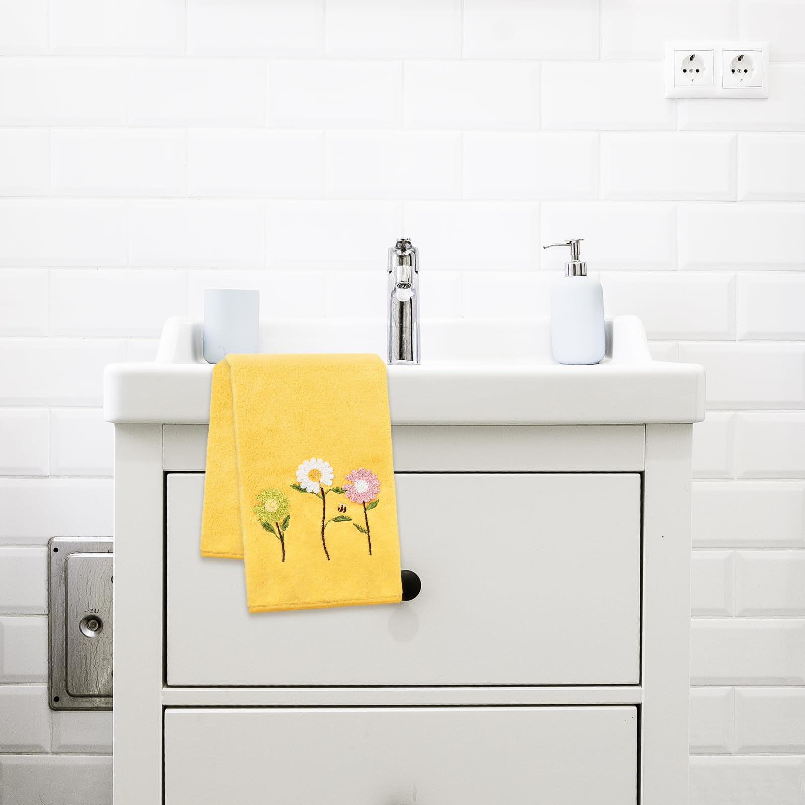 JarThenaAMCS 2-Pack Daisy Hand Towels – Embroidered Cotton, Green, 13.3 X 29.1 Inch, Absorbent Kitchen & Bath Towels