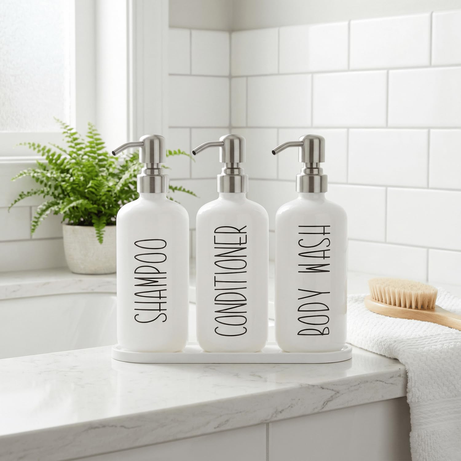 MOMEEMO Flaconi ricaricabili per shampoo e balsamo con vassoio, dispenser per shampoo doccia per doccia, dispenser per bagnoschiuma, dispenser per shampoo, balsamo con pompe in acciaio inossidabile