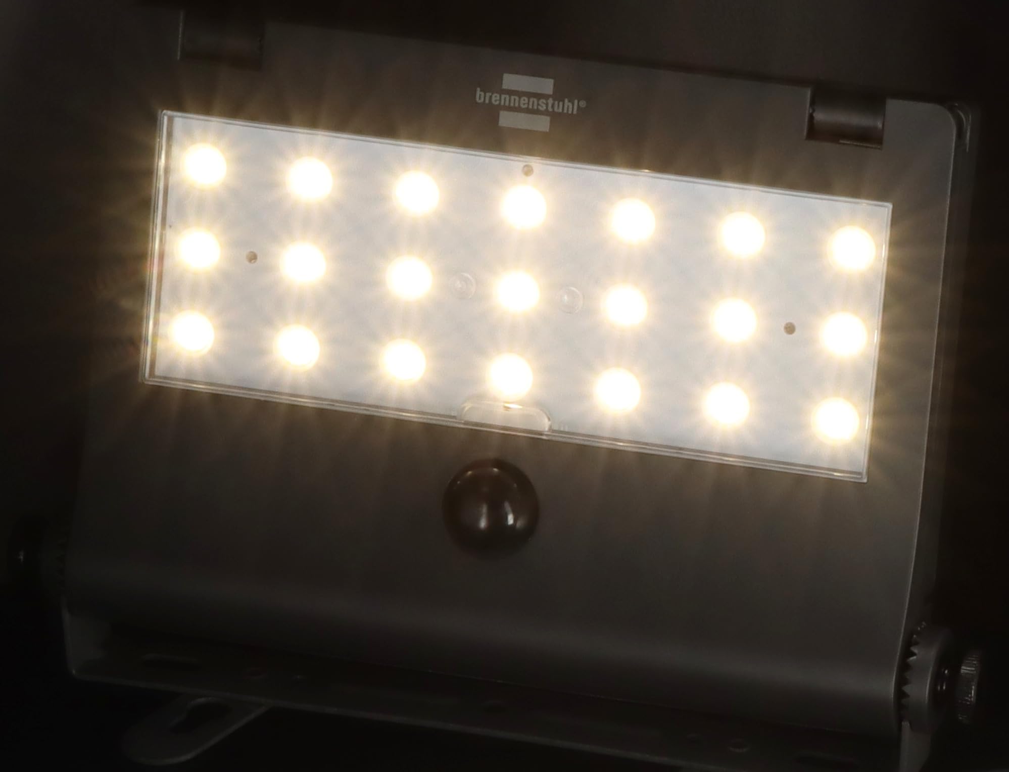 Brennenstuhl Solar LED Strahler SOL 1000 Pad | LED Wandleuchte für außen mit Bewegungsmelder, Solarlampe IP65, 1000lm, 4 Licht Modi, Dämmerungssensor, inkl. Akku