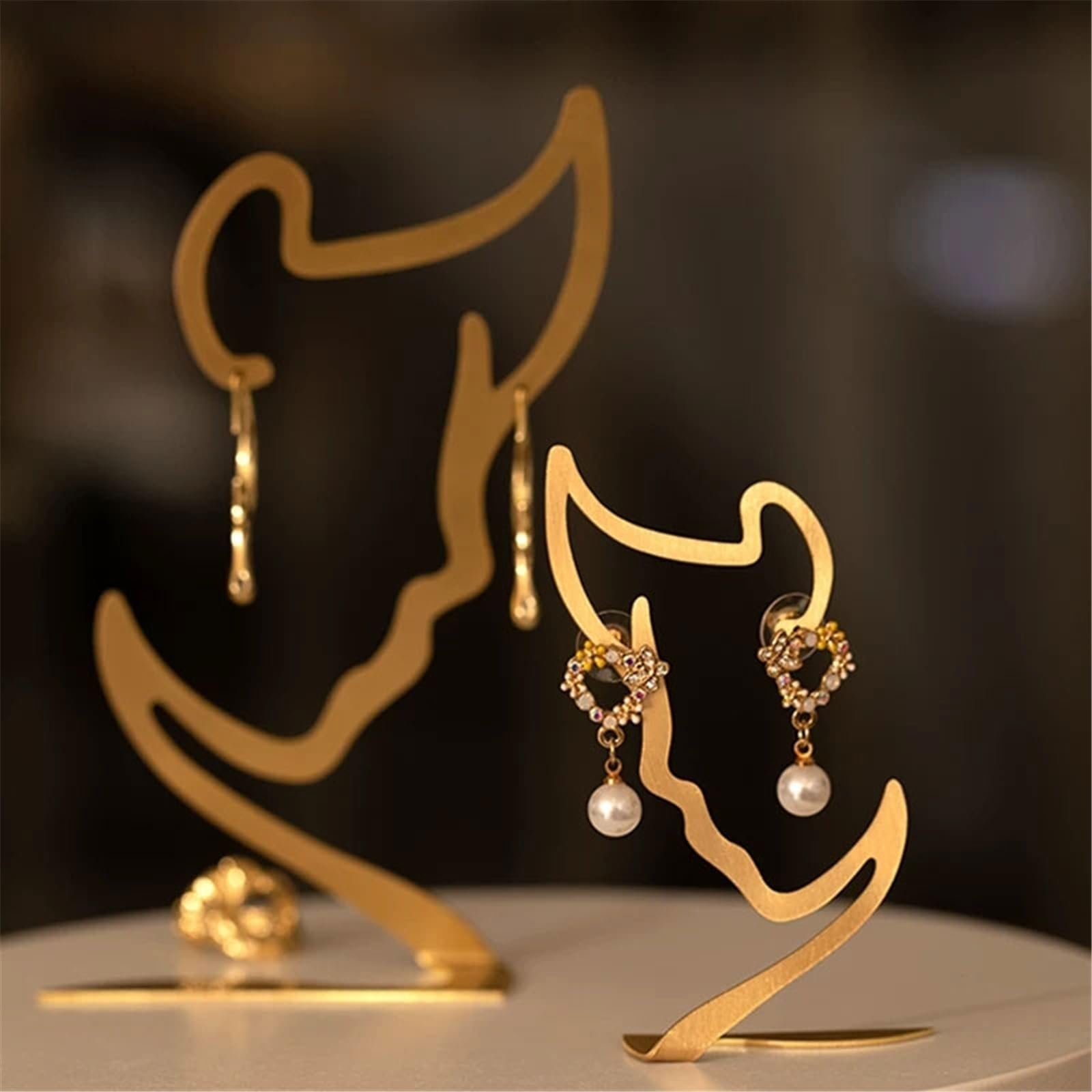 Stojak na biżuterię 7-Piece Abstract Face Brass Jewelry Display Stand Kit