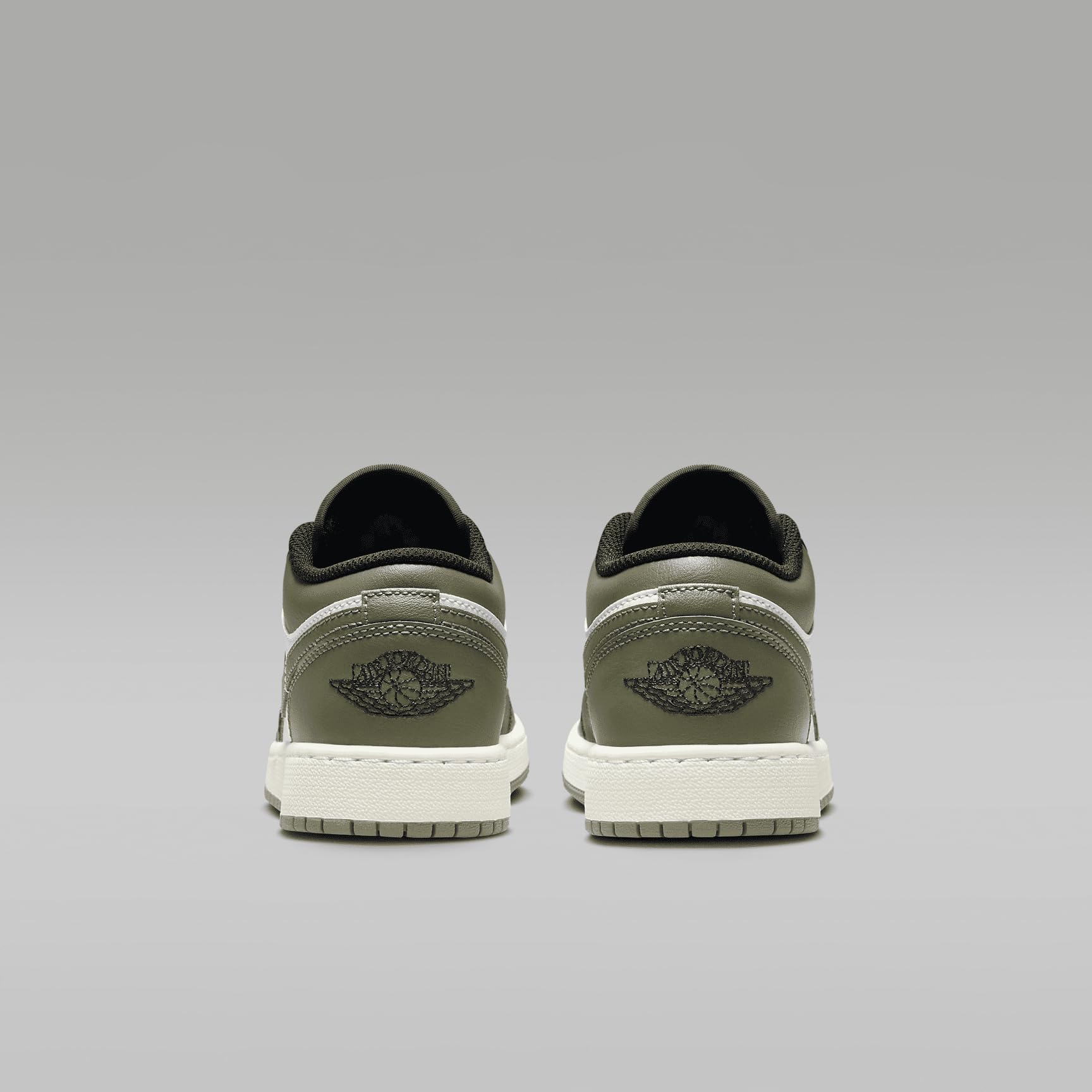 Air Jordan 1 Basso Nero Toe Medium Olive Grade School Lifestyle Scarpe (Nero/Medio Oliva/Bianco)