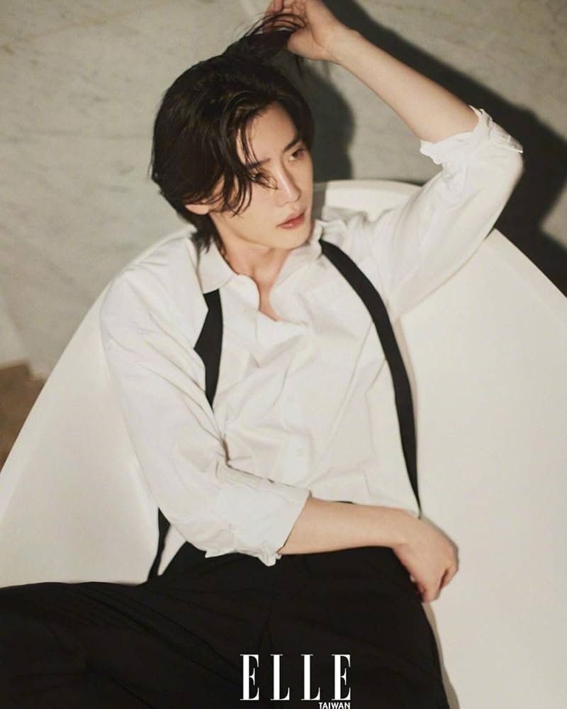 Amazon.co.jp: ELLE TAIWAN 台湾雑誌 Lee Jong Suk イ