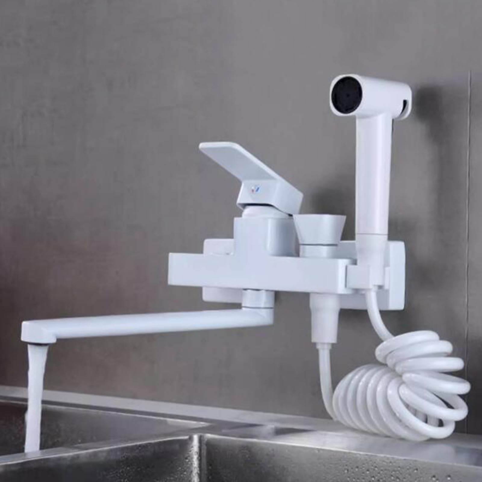 Mitigeur de cuisine simple mural blanc pour libérer l'espace de votre plan de travail