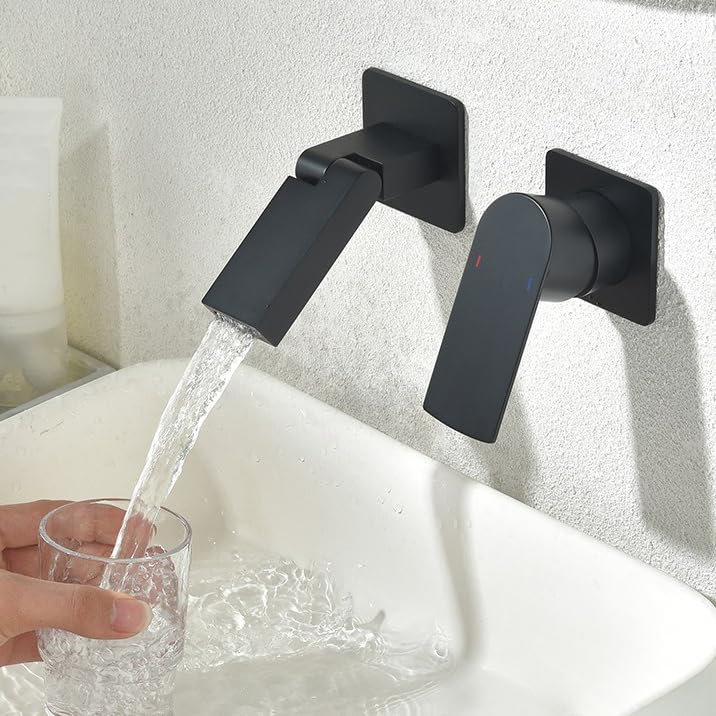 Robinet de baignoire cascade en laiton noir mat pour une salle de bain moderne