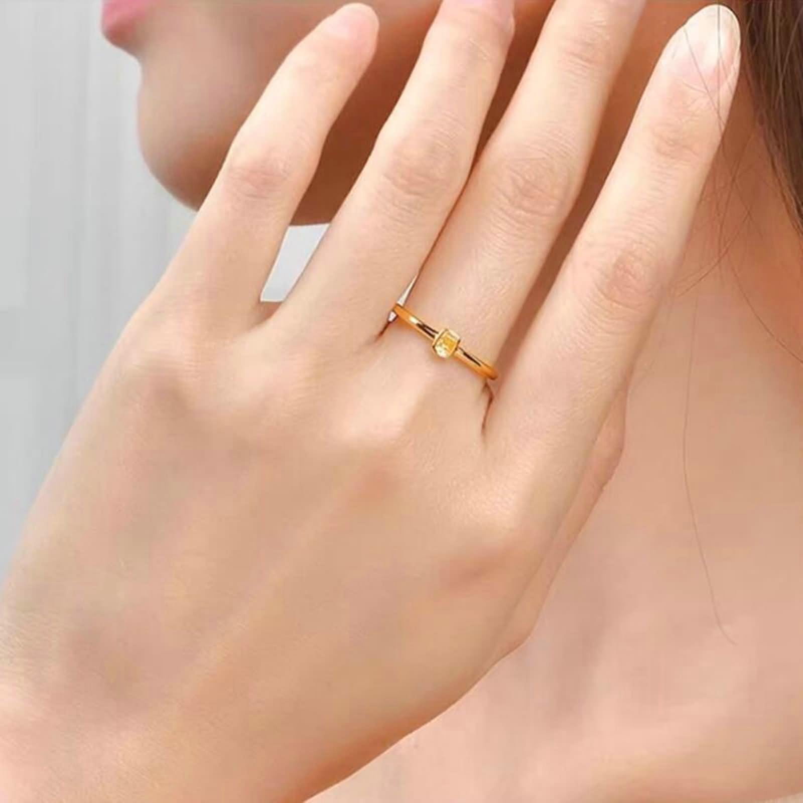 Anillo de compromiso para mujer con diamante cuadrado de oro amarillo de 0,14 quilates